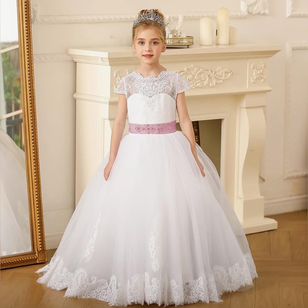Size: 8 youth; color: white